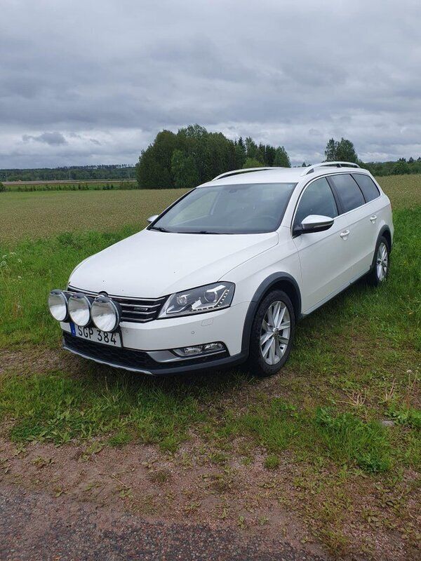 Vit Begagnad 2015 VW Passat Alltrack Kombi | 99 900 kr (Marknadspris) - Bild 1/4