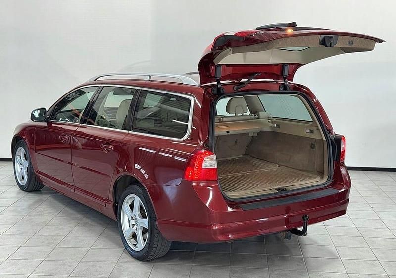 Begagnad Volvo V70 136 HK (100 kW) 2013 Vinröd Kombi