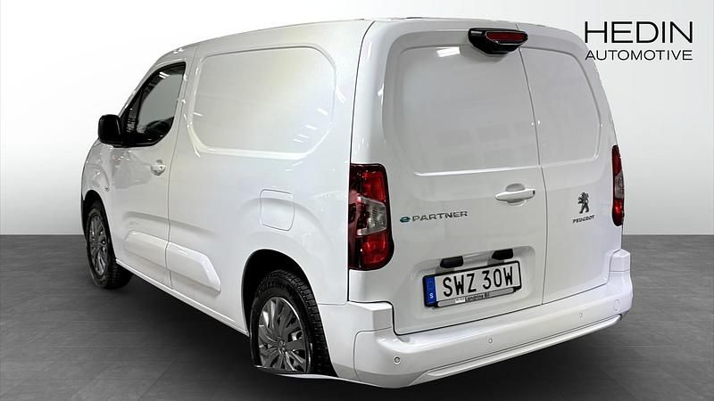 Begagnad Peugeot E-Partner 100 kW (136 HK) 2023 Vit Minibuss