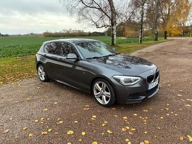 Grå Begagnad 2014 BMW 118 M Sport Halvkombi | 118 000 kr (Marknadspris) - Bild 1/4