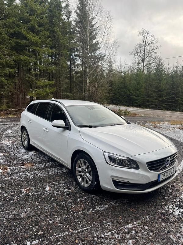 Begagnad 2017 Volvo V60 Kombi | 169 900 kr (Marknadspris) - Bild 1/4