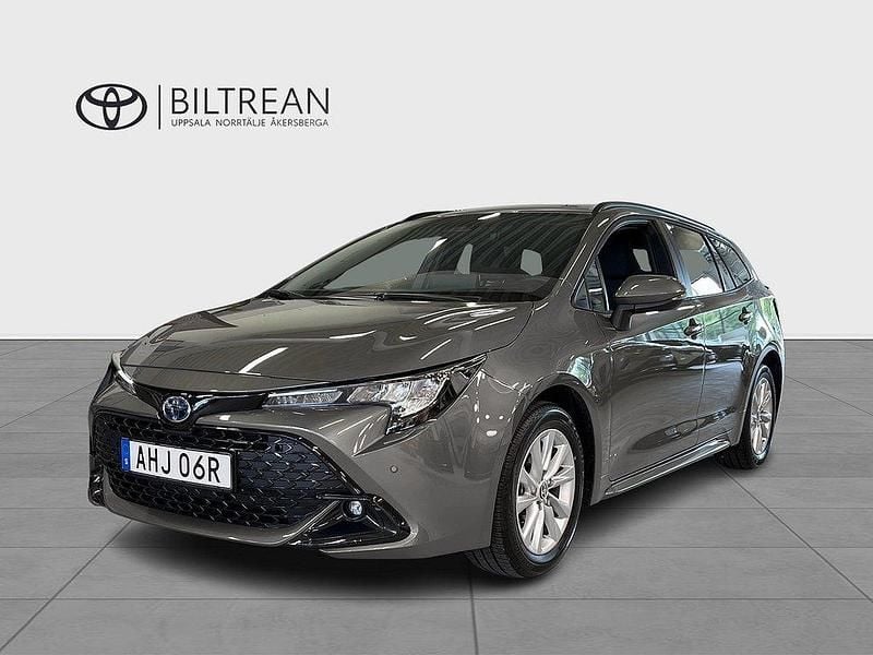 Grön Begagnad 2024 Toyota Corolla Active Kombi | 315 000 kr (Marknadspris) - Bild 1/4