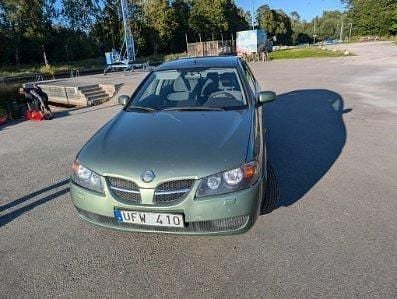 Grön Begagnad 2003 Nissan Almera Halvkombi | 10 000 kr (Marknadspris) - Bild 1/4