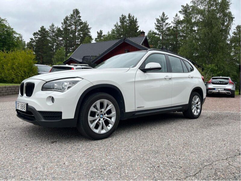 Vit Begagnad 2014 BMW X1 Sport Line SUV | 105 000 kr (Marknadspris) - Bild 1/4
