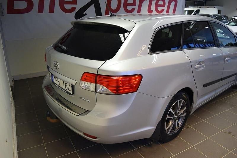 Begagnad Toyota Avensis Business Edition 126 HK (92 kW) 2012 Silver Kombi