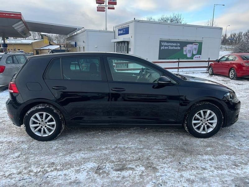 Begagnad VW Golf VII 116 HK (85 kW) 2018 Svart Halvkombi