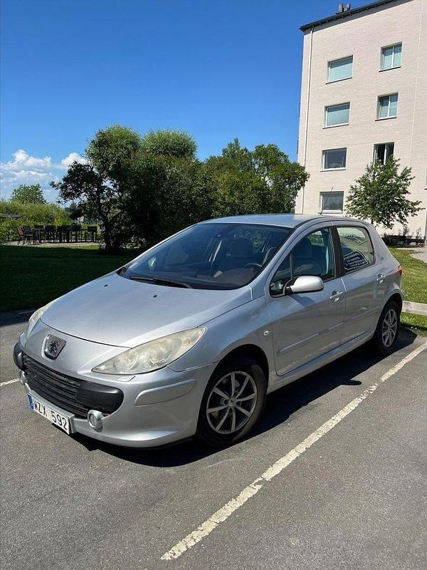 Grå Begagnad 2006 Peugeot 307 Halvkombi | 10 000 kr (Superpris) - Bild 1/4