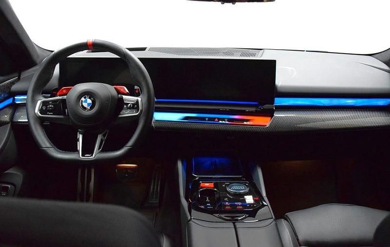 Begagnad BMW M5 Comfort Edition 728 HK (535 kW) 2025 Grå Sedan