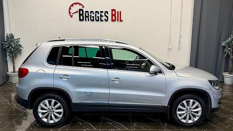 Grå Begagnad 2011 VW Tiguan Sportline SUV | 89 900 kr (Bra pris) - Bild 1/4