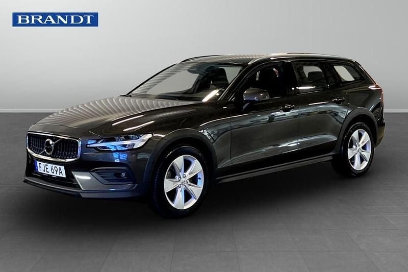 Grå Begagnad 2023 Volvo V60 CC Core Kombi | 369 900 kr (Bra pris) - Bild 1/3