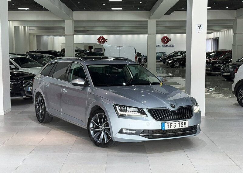 Silver Begagnad 2016 Skoda Superb LAURIN & KLEMENT Kombi | 159 900 kr (Marknadspris) - Bild 1/4