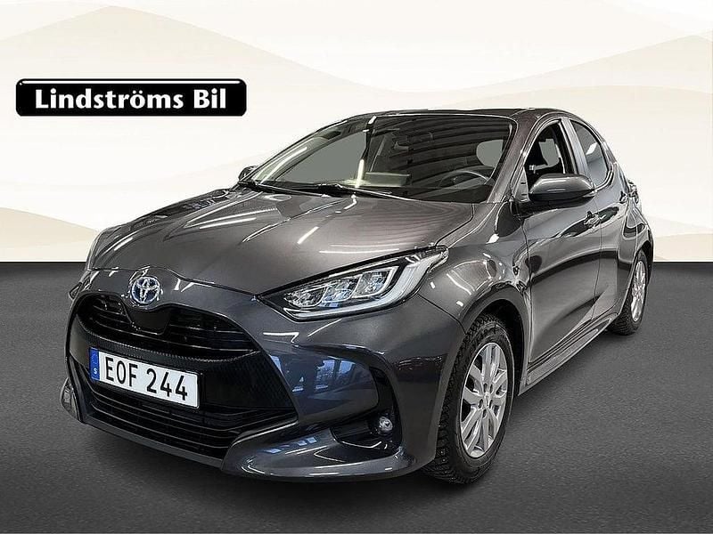 Mörkgrå Begagnad 2023 Toyota Yaris Hybrid Active Halvkombi | 239 000 kr (Marknadspris) - Bild 1/3