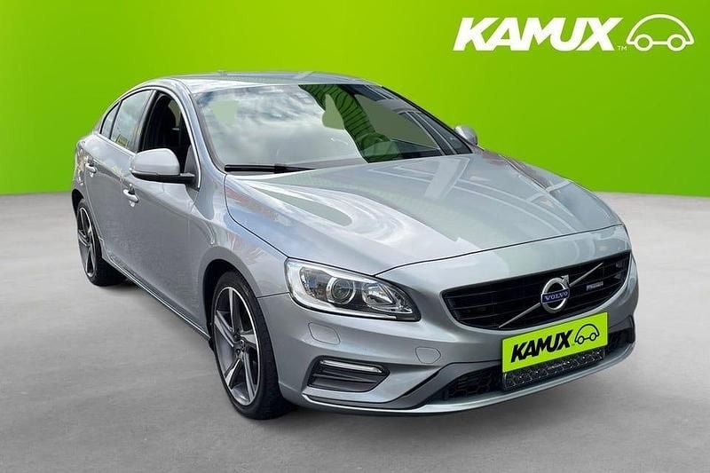 Silver/grå Begagnad 2016 Volvo S60 R-Design Sedan | 174 800 kr (Marknadspris) - Bild 1/3