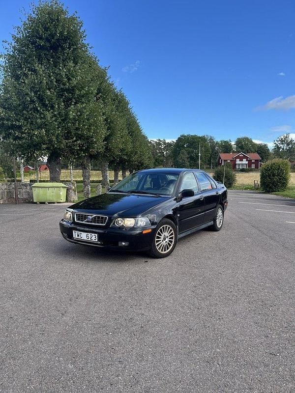 Svart Begagnad 2003 Volvo S40 Sedan | 19 000 kr (Bra pris) - Bild 1/4