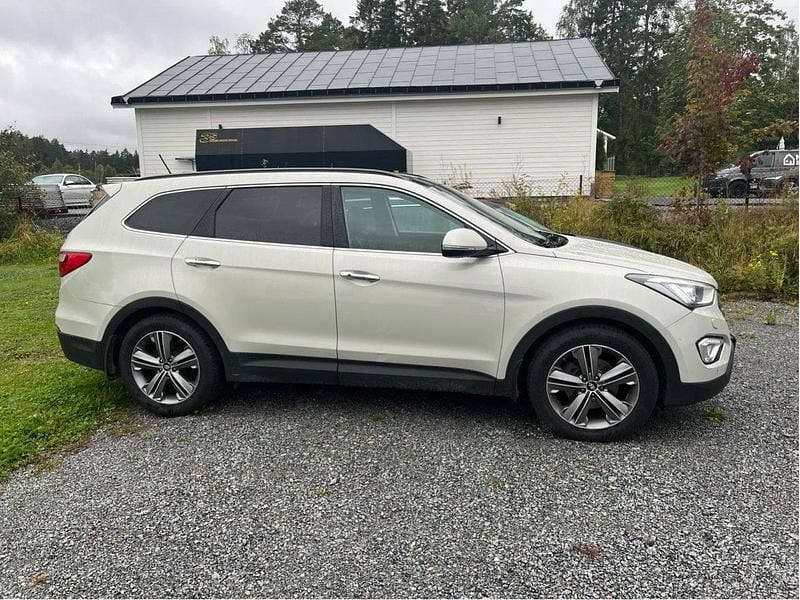 Brun Begagnad 2016 Hyundai Grand Santa Fe SUV | 159 000 kr (Marknadspris) - Bild 1/4