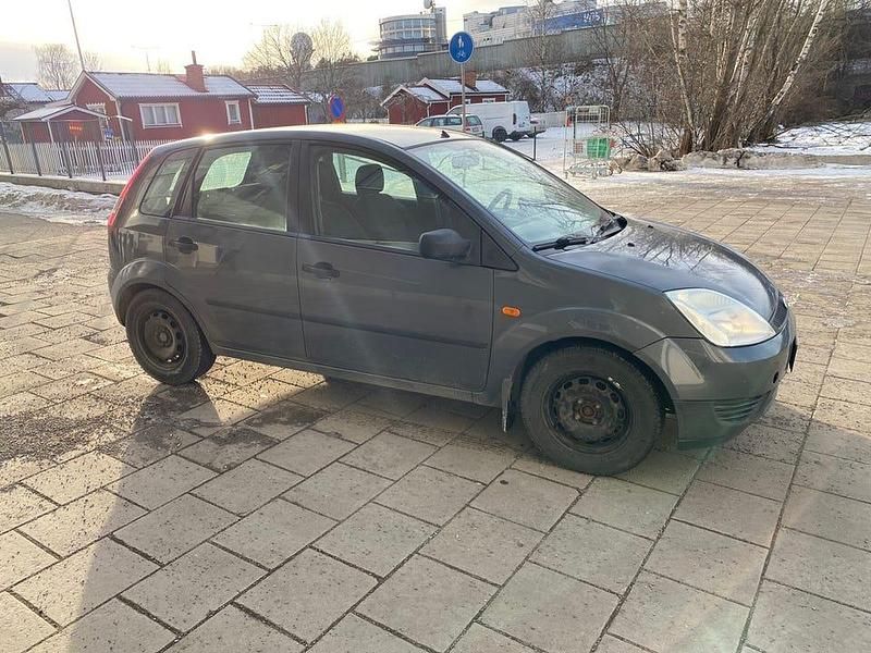 Begagnad Ford Fiesta 70 HK (51 kW) 2004 Halvkombi