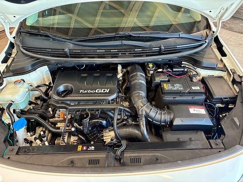 Begagnad Kia Rio 120 HK (88 kW) 2019 Vit Halvkombi