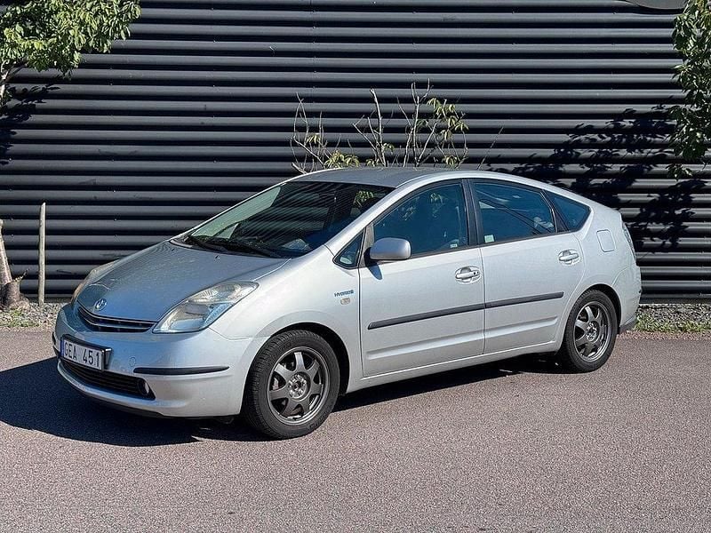 Silver Begagnad 2006 Toyota Prius Halvkombi | 99 900 kr (Dyr) - Bild 1/4
