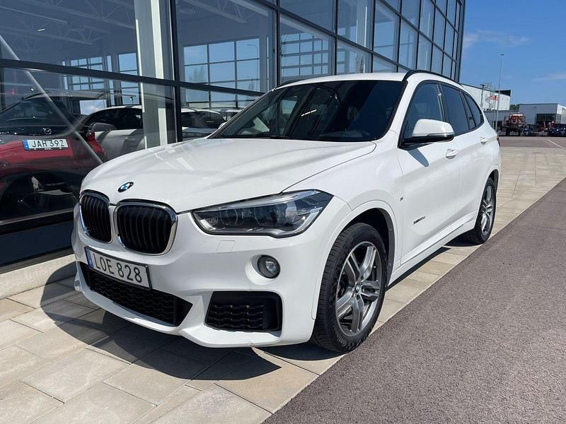Vit Begagnad 2016 BMW X1 M Sport SUV | 229 900 kr (Lite dyr) - Bild 1/4