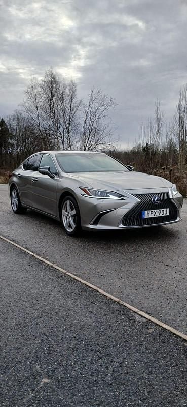 Begagnad 2020 Lexus ES300H Sedan | 320 000 kr (Marknadspris) - Bild 1/4