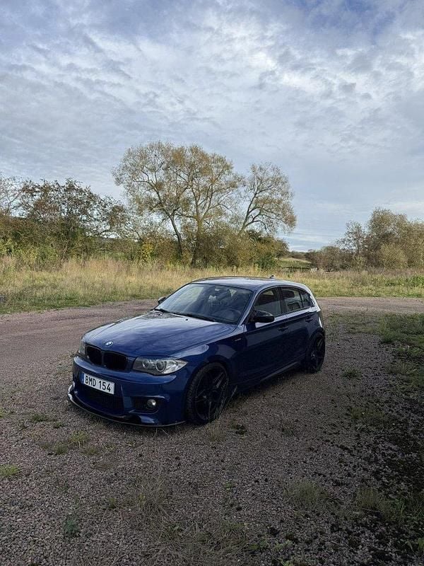 Blå Begagnad 2008 BMW 120 Advantage Halvkombi | 65 000 kr (Marknadspris) - Bild 1/4