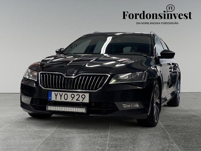 Svart Begagnad 2018 Skoda Superb Business Line Kombi | 209 900 kr (Marknadspris) - Bild 1/4