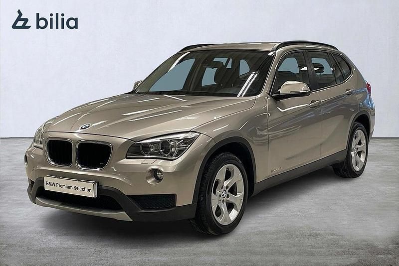Silver Begagnad 2013 BMW X1 SUV | 139 900 kr (Marknadspris) - Bild 1/4