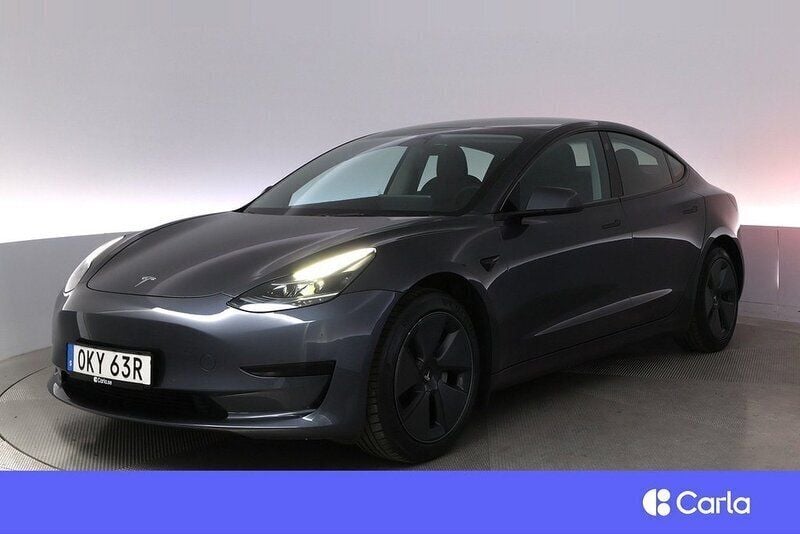 Grå Begagnad 2022 Tesla Model 3 Standard Range Sedan | 314 900 kr (Superpris) - Bild 1/4