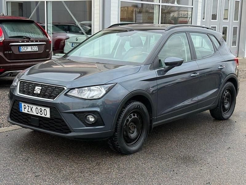 Grå Begagnad 2018 Seat Arona Style SUV | 109 800 kr (Marknadspris) - Bild 1/4