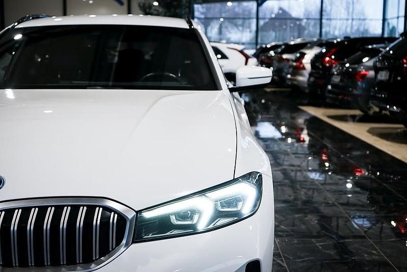Begagnad BMW 330e M Sport 184 HK (135 kW) 2022 Vit Kombi