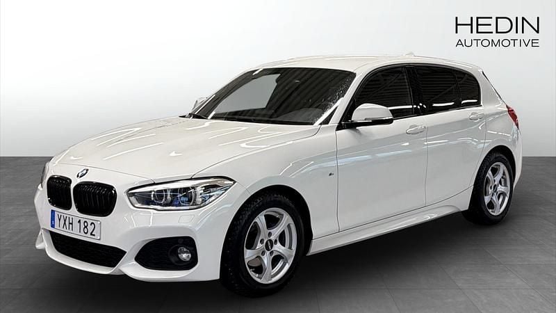 Vit (white) Begagnad 2017 BMW 118 M Sport Halvkombi | 169 000 kr (Lite dyr) - Bild 1/4