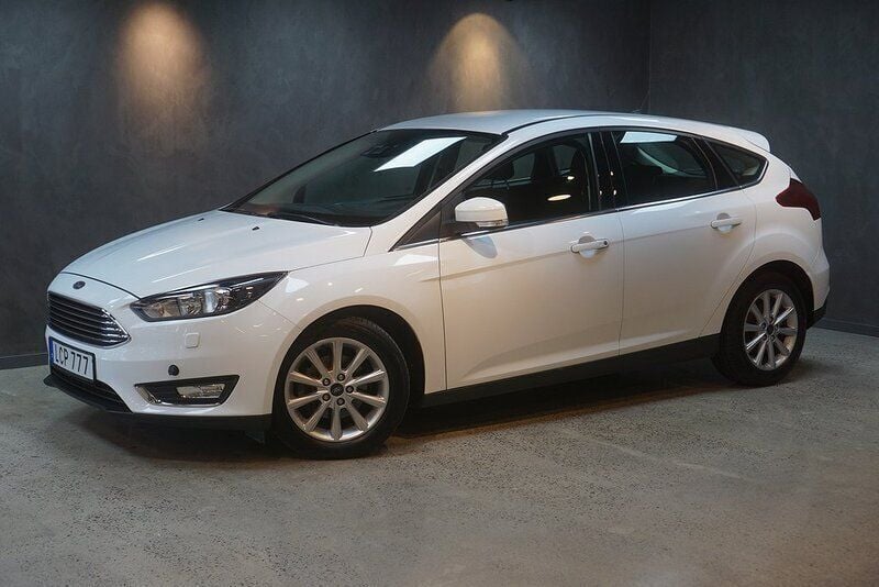 Vit Begagnad 2016 Ford Focus Halvkombi | 99 900 kr (Marknadspris) - Bild 1/3