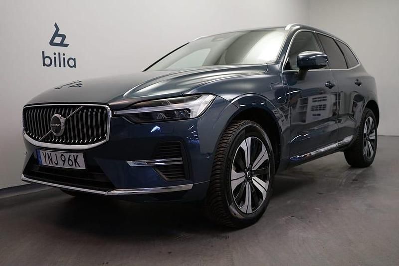 Blå Begagnad 2023 Volvo XC60 Plus SUV | 469 500 kr (Marknadspris) - Bild 1/3