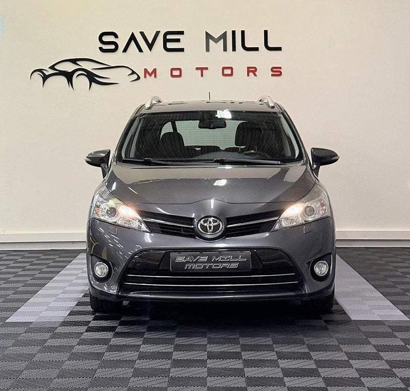 Mörkgrå (grå) Begagnad 2016 Toyota Verso Edition Minibuss | 109 900 kr (Marknadspris) - Bild 1/4