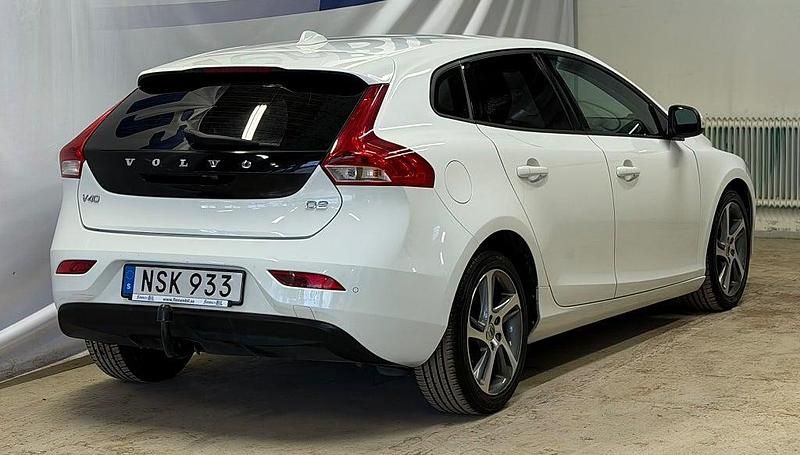 Begagnad Volvo V40 Kinetic 116 HK (85 kW) 2015 Vit Halvkombi