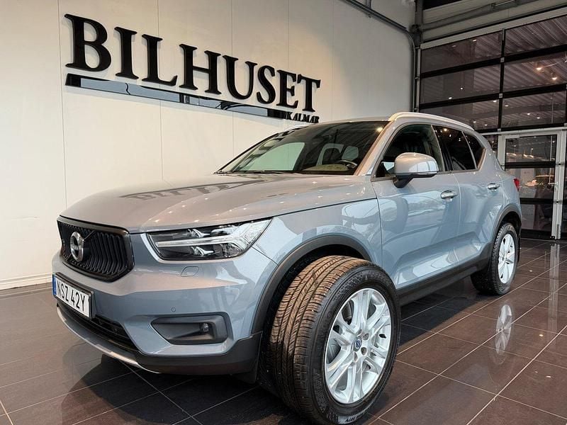 Grå Begagnad 2019 Volvo XC40 Momentum SUV | 269 900 kr (Marknadspris) - Bild 1/4