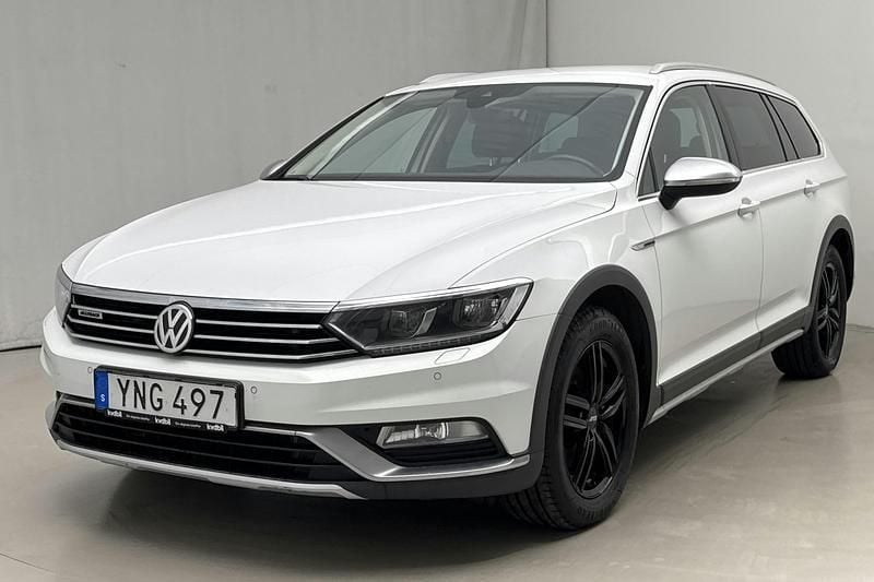 Vit Begagnad 2018 VW Passat Executive Sedan | 150 000 kr (Bra pris) - Bild 1/4