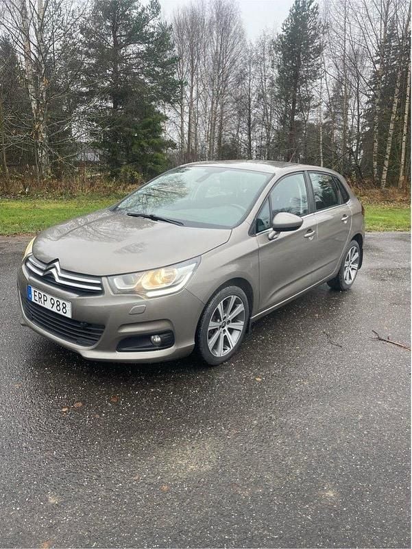 Grå Begagnad 2015 Citroën C4 Halvkombi | 76 000 kr (Bra pris) - Bild 1/4
