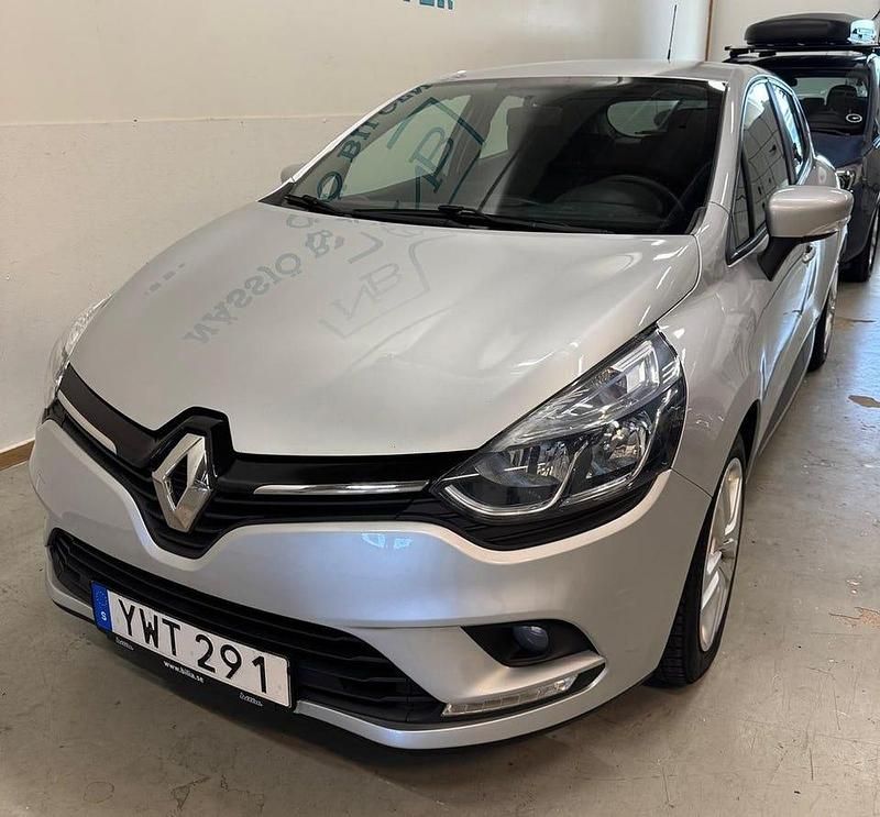 Silver Begagnad 2018 Renault Clio IV Zen Halvkombi | 102 000 kr (Marknadspris) - Bild 1/4