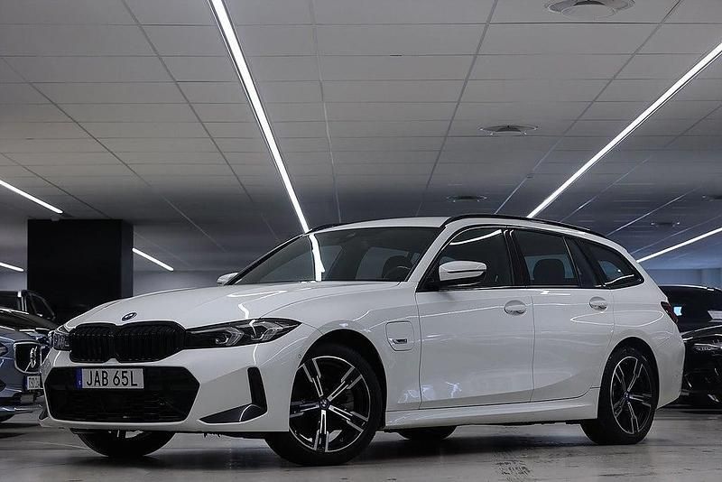 Begagnad BMW 330e M Sport 292 HK (214 kW) 2022 Vit Kombi