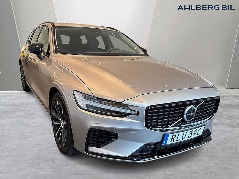 Ljusgrå Begagnad 2024 Volvo V60 Plus Kombi | 449 500 kr (Marknadspris) - Bild 1/3