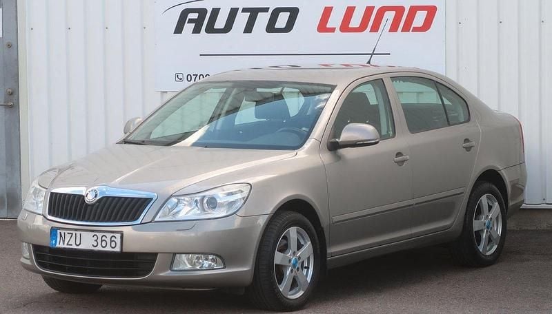 Ljusbrun (brunmetallic) Begagnad 2010 Skoda Octavia Elegance Halvkombi | 49 900 kr (Marknadspris) - Bild 1/4