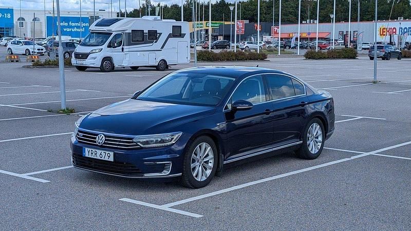 Blå Begagnad 2018 VW Passat GTE Sedan | 129 000 kr (Lite dyr) - Bild 1/4