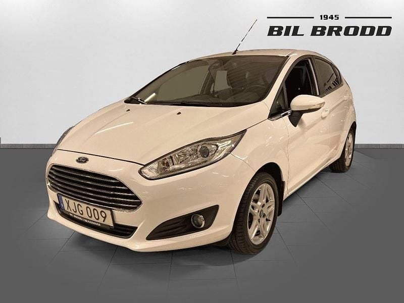 Vit Begagnad 2014 Ford Fiesta Titanium Halvkombi | 94 800 kr (Marknadspris) - Bild 1/4