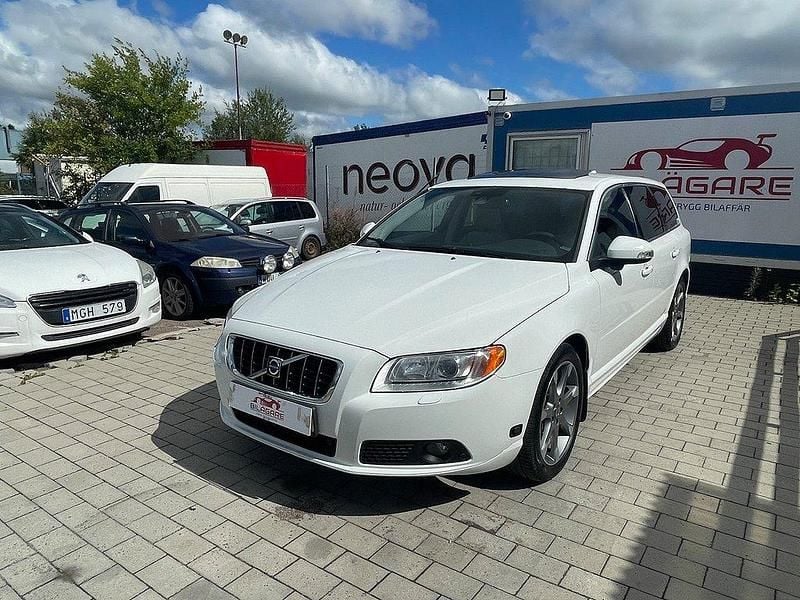 Vit Begagnad 2008 Volvo V70 Summum Kombi | 64 900 kr (Dyr) - Bild 1/4