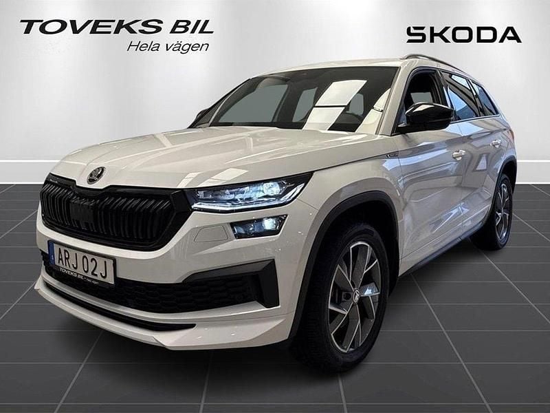 Vit (moon white metallic) Begagnad 2024 Skoda Kodiaq SportLine SUV | 414 900 kr (Bra pris) - Bild 1/4
