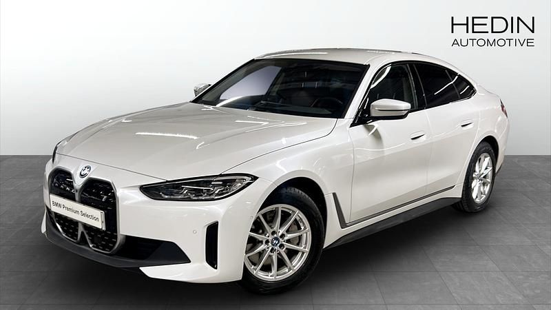 Vit Begagnad 2023 BMW i4 Shadowline Sedan | 416 700 kr (Superpris) - Bild 1/4