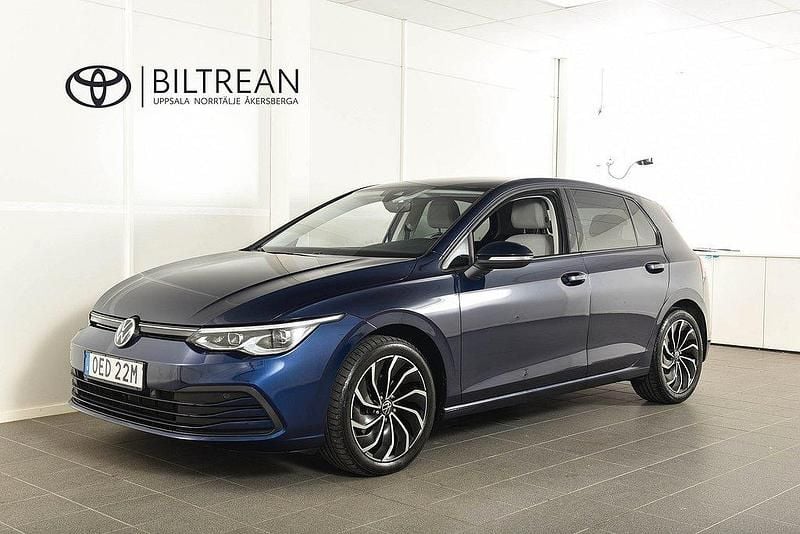 Mörkblå Begagnad 2020 VW Golf VIII Halvkombi | 229 900 kr (Marknadspris) - Bild 1/4