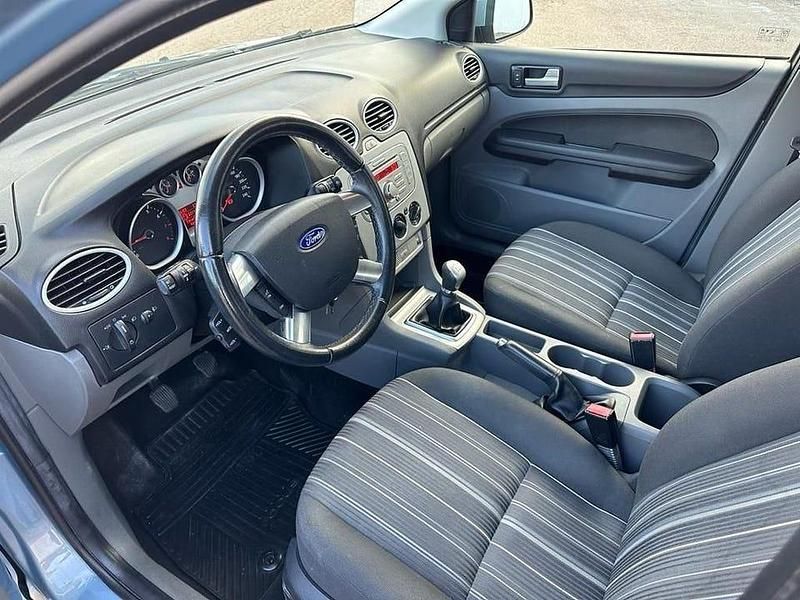 Begagnad Ford Focus 126 HK (92 kW) 2008 Grå Halvkombi