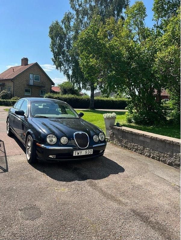 Svart Begagnad 2003 Jaguar S-Type S Sedan | 70 000 kr (Marknadspris) - Bild 1/4